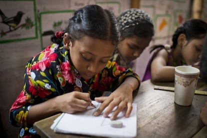 Las niñas estudian en las escuelas infantiles que la ONG ha levantado en los barrios más pobres de Dacca para menores trabajadores. Con ayuda de la escuela y de sus familias, se les protege del matrimonio infantil al que muchas están abocadas. De hecho, casarse antes de los 18 años es motivo de expulsión de sus colegios.