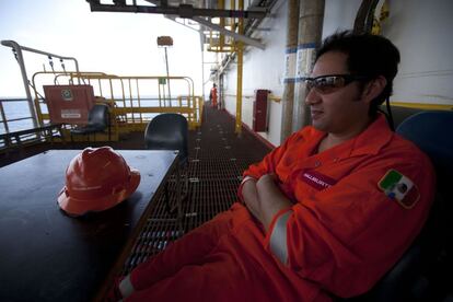 Un trabajador de Halliburton observa el mar desde la plataforma Centenario.