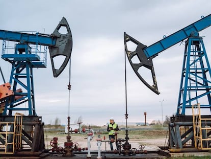 El petróleo continúa su caída mientras la UE no alcanza un acuerdo sobre el tope al crudo ruso