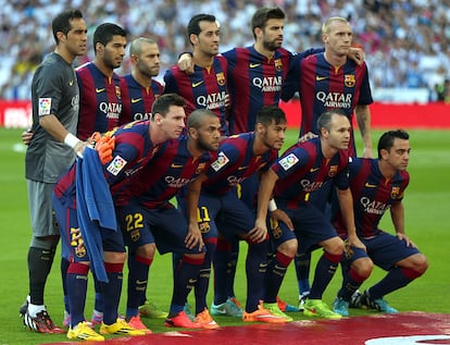 Los jugadores del F.C. Barcelona posan antes del partido.