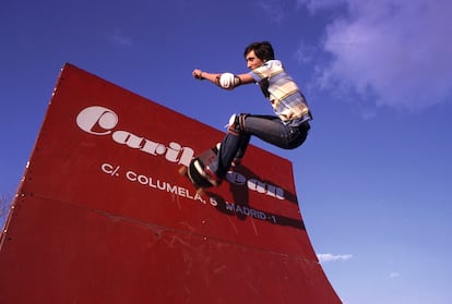 A la izquierda, un 'half pipe' de los de toda la vida en el skatepark de La Rinconada a principios de los años ochenta.