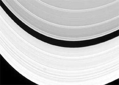 Sección de los anillos de Saturno en una imagen captada ayer por la <i>Cassini-Huygen</i>s. 

/ NASA/JPL