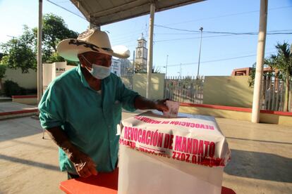 Un hombre indígena participa en el referéndum de revocación de mandato en Villa Hermosa, en el Estado de Tabasco, México. La consulta fue una promesa del presidente López Obrador, quien se convirtió en su principal promotor.