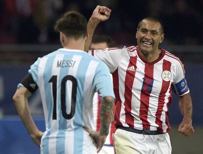 Paulo Da Silva celebra junto a Lionel Messi.