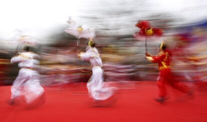 Bailarines populares dan la bienvenida al Año del Caballo con una danza tradicional en el parque Longtan en Pekin.