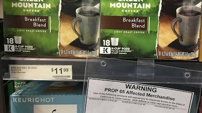 Una etiqueta advierte de la Proposición 65 junto a paquetes de café en un establecimiento de Los Ángeles, California.