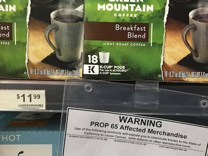 Una etiqueta advierte de la Proposición 65 junto a paquetes de café en un establecimiento de Los Ángeles, California.