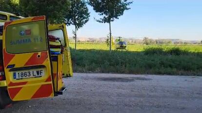 Llegada del helicóptero del 112 para el traslado de una de las heridas en el incendio de Aranjuez.