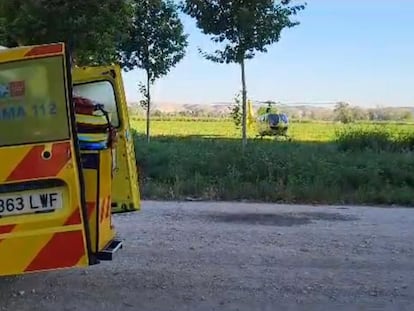 Llegada del helicóptero del 112 para el traslado de una de las heridas en el incendio de Aranjuez.