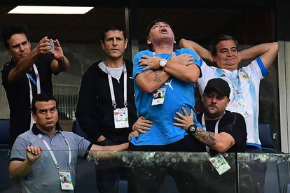 Maradona vai à loucura ao comemorar o gol de Lionel Messi contra a Nigéria.