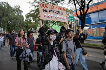 La protesta, que precede a otra en el centro de la ciudad, ha sido trasladada al sur de la capital. Los colectivos organizadores denuncian que zonas como Fuentes Brotantes, en la Alcaldía de Tlalpan, enfrentan un proceso de "turistificación" acelerada, impulsado por eventos internacionales como el próximo Mundial de Fútbol 2026, así como por desarrollos inmobiliarios que, aseguran, no consideran a las comunidades locales.