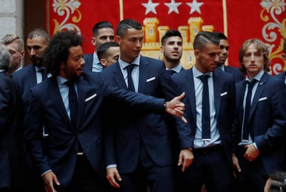Los jugadores del Real Madrid a su llegada a la sede de la Comunidad Autónoma de Madrid en la Puerta del Sol.