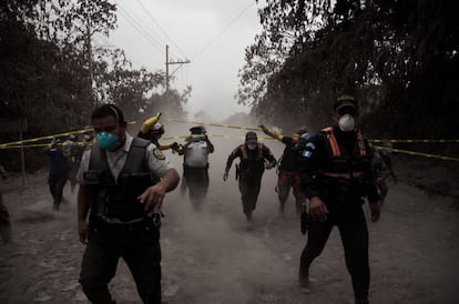 A group of people evacuate El Provenir