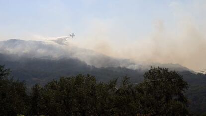 Medios aéreos trabajan en la extinción del fuego de Santibáñez el Alto.