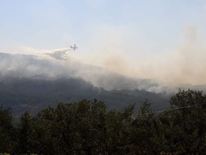 Medios aéreos trabajan en la extinción del fuego de Santibáñez el Alto.