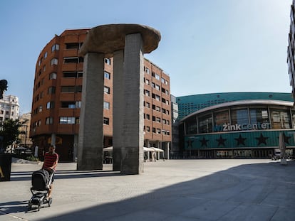 Un hombre pasea a su bebé por la plaza de Felipe II, junto al WiZink Center, este jueves.