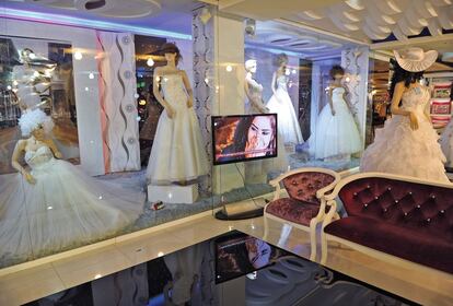 Tienda vacía de vestidos de novia, en Kabul, durante este invierno.