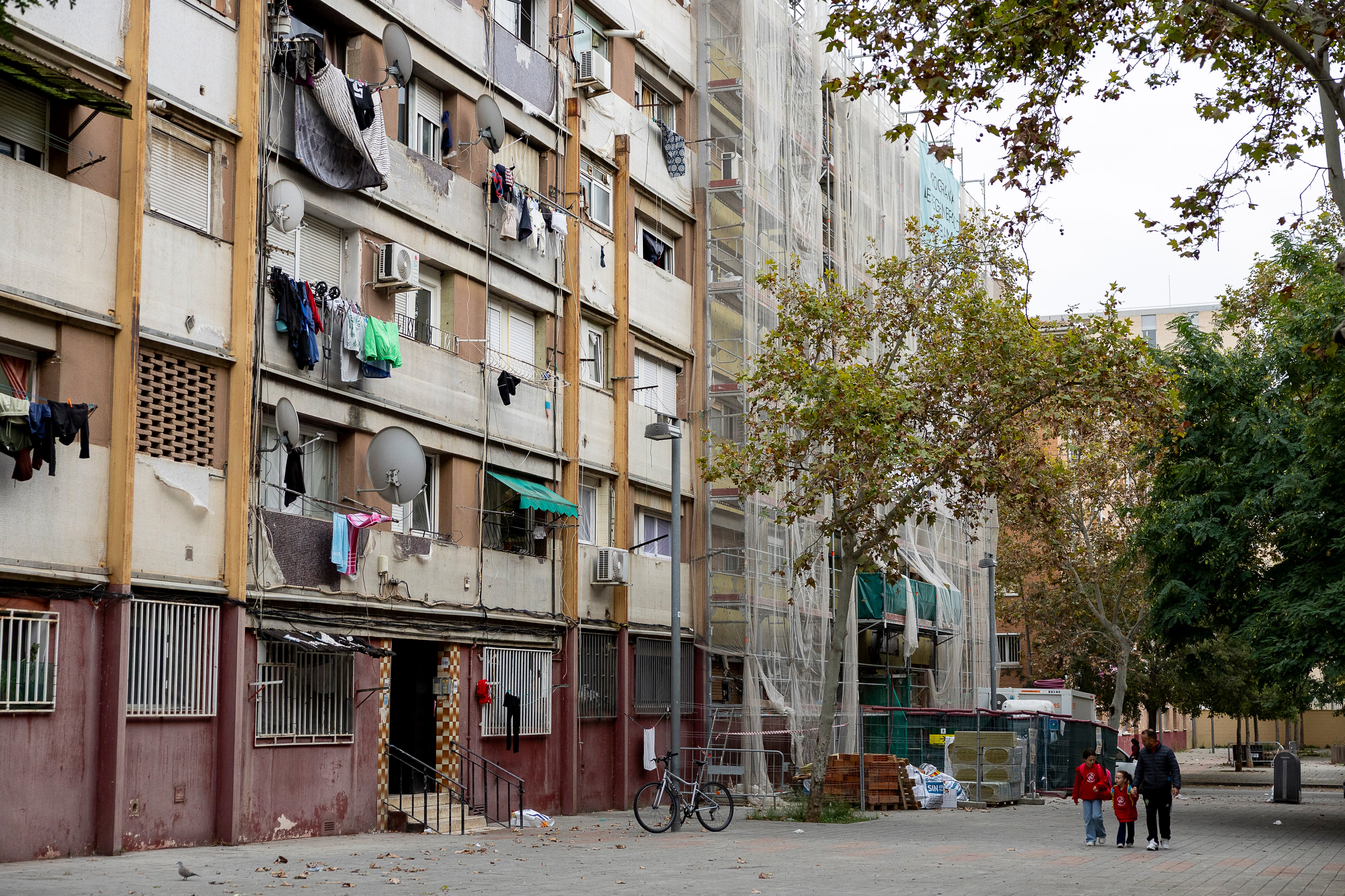 Edificios de vivienda con problemas estructurales, y algunos apuntalados, en el barrio del Besòs de Barcelona.