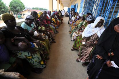 Mujeres desplazadas esperan con sus hijos ser atendidas en un refugio de Abiyán.