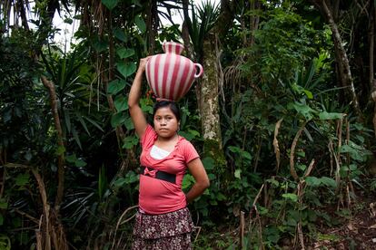 Las mujeres caminan por las subidas y bajadas de las montañas de Jocotán con el agua sobre sus cabezas. Normalmente, tienen quebradas en los arroyos no muy lejos de sus casas. Pero la sequía las deja sin gota, lo que les obliga a ir más lejos a por agua cada día.