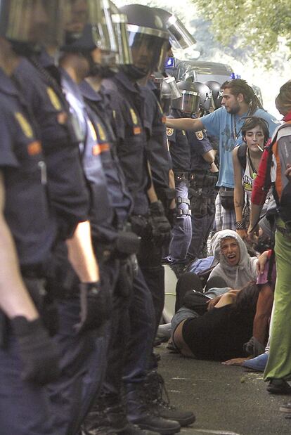 La policía ha creado una barrera que mantiene a los miembros del movimiento 15-M bajo control. No pueden salir del perímetro que les rodea.