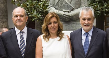 La presidenta de la Junta, Susana Díaz, con Manuel Chaves a la izquierda y José Antonio Griñán (a la derecha). 