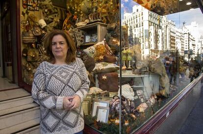 Susana Eznarriaga, en la juguetería de su familia en la Gran Vía de Madrid