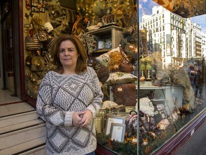 Susana Eznarriaga, en la juguetería de su familia en la Gran Vía de Madrid