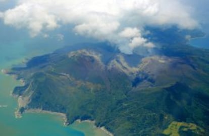 A ilha onde acontece a erupção.