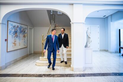 Pedro Sánchez con Antonio Hernando, adjunto al jefe de Gabinete de la Presidencia, en La Moncloa.