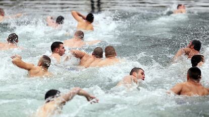 Varias personas compiten por coger la cruz en el río Vrbas durante las celebraciones de la Epifanía en Bania Luka (Bosnia y Herzegovina).