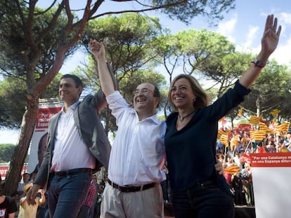 Pedro S&aacute;nchez, Miquel Iceta y Carme Chac&oacute;n, en la Fiesta de la Rosa.