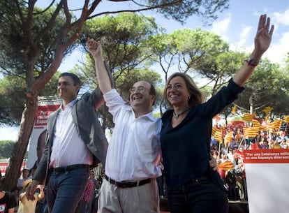 Pedro S&aacute;nchez, Miquel Iceta y Carme Chac&oacute;n, en la Fiesta de la Rosa.