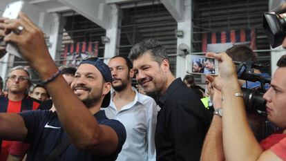 Marcelo Tinelli se fotografía con hinchas de San Lorenzo.