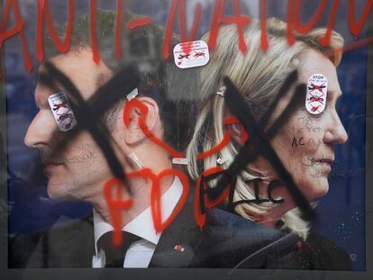 Pintadas sobre la imagen de Macron y Le Pen tras una manifestación en París, el 18 de abril.