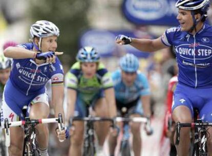 Steegmans, a la derecha, celebra la victoria de etapa junto a su compañero Boonen.