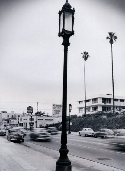 <i>Farol de Wilshire Boulevard</i> (1950), de la exposición <i>Los Ángeles de Julius Shulman,</i> en Sala Canal de Isabel II (Madrid).