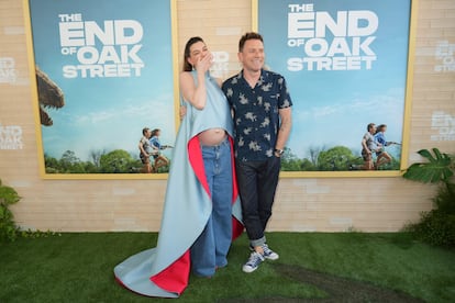 Anne Hathaway, embarazada, y Ewan McGregor en el estreno de 'El final de Oak Street' el pasado 9 de agosto en California. La película se estrena en España este viernes.