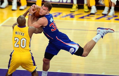 Jodie Meeks (i) y Blake Griffin (d) luchan por el balón.