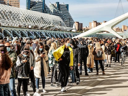 Varias personas hacen cola para recibir la vacuna contra el Covid-19, en un dispositivo situado junto al Museo de las Ciencias de Valencia.