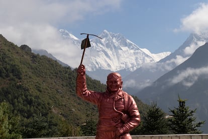 Vista panorámica de la estatua de Tenzing Norgay en Namche, uno de los puntos de referencia famosos y punto de vista para el turista durante el trekking del campamento base del Everest en Nepal.