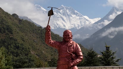 Vista panorámica de la estatua de Tenzing Norgay en Namche, uno de los puntos de referencia famosos y punto de vista para el turista durante el trekking del campamento base del Everest en Nepal.