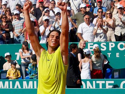 El tenista español Rafael Nadal celebra su victoria contra el argentino Gaston Gaudio por 5-7, 6-1 y 6-1.