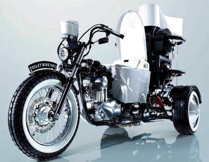 El mayor fabricante de sanitarios de Japón, Toto (menudo nombre), creó esta bicicleta/moto con un pequeño motor a base de biogás que te invita a hacer caca para seguir avanzando. Esperemos que lleve ambientador.