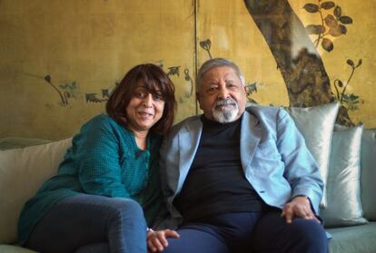 V. S. Naipaul con su esposa, Nadira, en su piso de Chelsea.