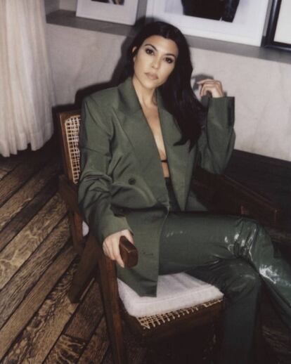 Kourtney Kardashian posa para su cuenta de Instagram en una de las sillas Chandigarh que tiene en su casa de Calabasas, en Los Ángeles. |