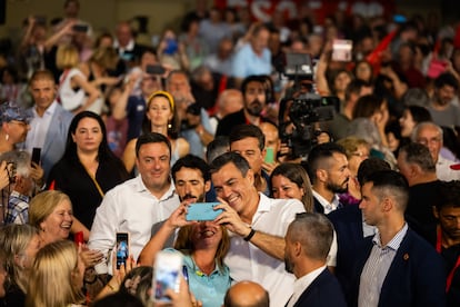 El presidente del Gobierno y candidato a la reelección, Pedro Sánchez, saluda a los asistentes al mitin de Lugo, el jueves.