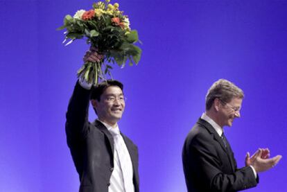 Philipp Rösler y, a la derecha, su predecesor, Guido Westerwelle, en Rostock.