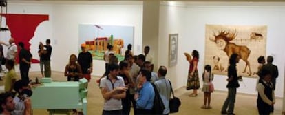Grupos de aficionados al arte en la exposición <i>Chelsea visita La Habana,</i> abierta en la capital cubana.