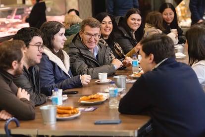 El presidente del PP, Alberto Núñez Feijóo (centro), se reúne con jóvenes en la churrería La Modernita, el 9 de febrero en Lugo.